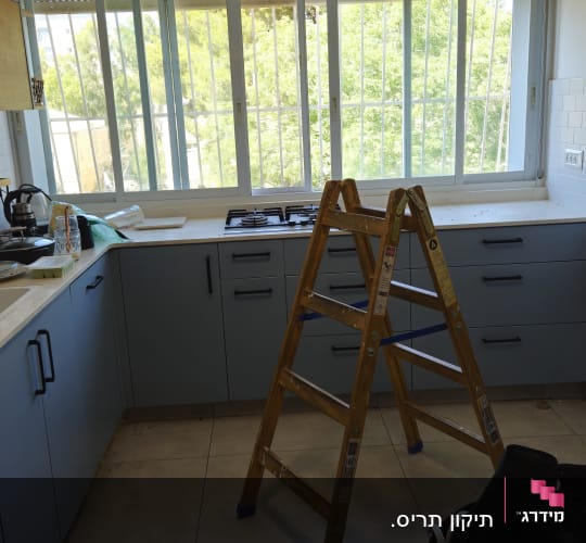 מטבח עם סולם וחלונות תריסים